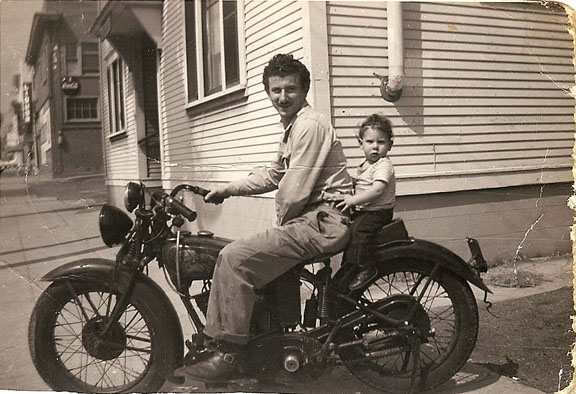 [Imagem: Me-and-dad-on-motorcycle.jpg]